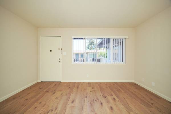 417 Del Medio Avenue photo 2