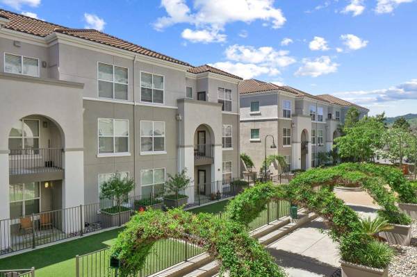 Apartments on Coggins Dr · Walnut Creek photo 2