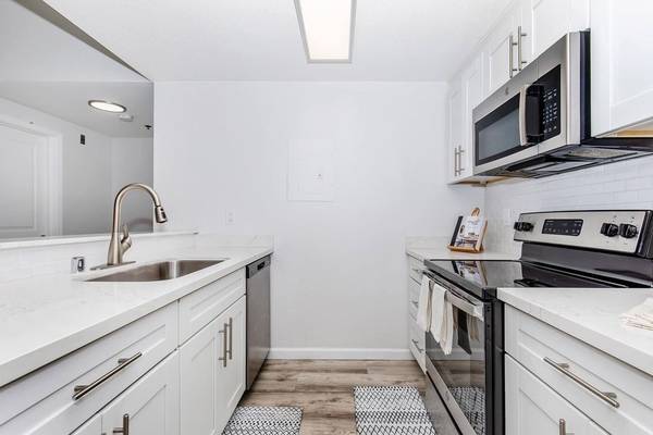 Beautifully Remodeled 2 Bed / 1 Bath Centrally Located San Jose Condo photo 5