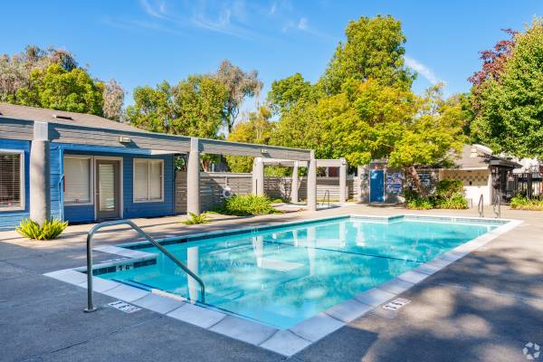 Apartments on Davis Street · San Leandro photo 2