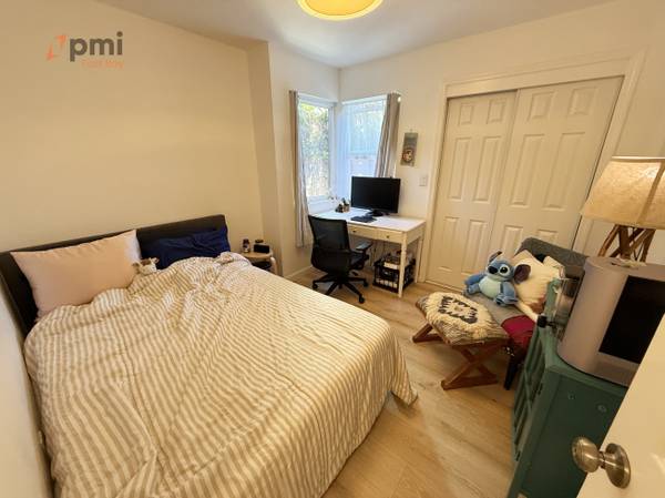 3BR/2BA Flat on 61st St · Oakland photo 2