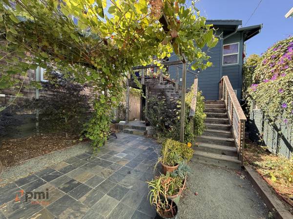3BR/2BA Flat on 61st St · Oakland photo 5