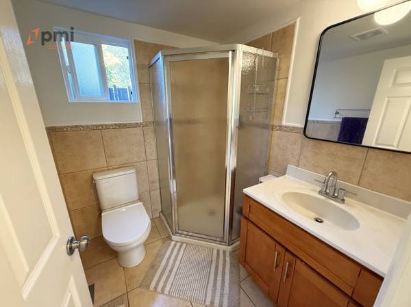 3BR/2BA Flat on 61st St · Oakland photo 3