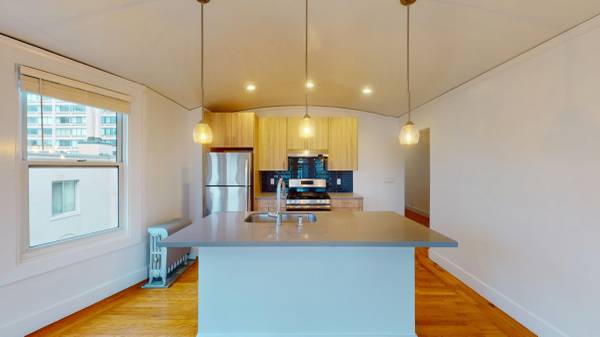 1801 Gough photo 3