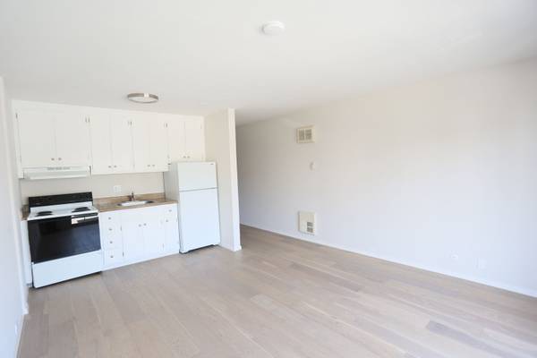 0BR/1BA Apartment · Oakland photo 5