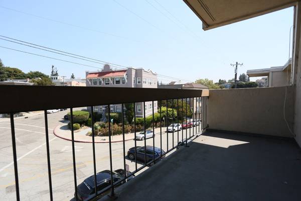 0BR/1BA Apartment · Oakland photo 3