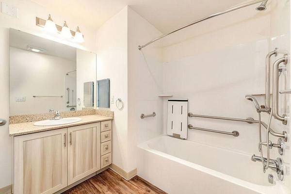 Apartments on 105th Avenue · Oakland photo 4