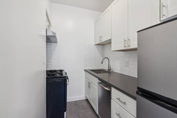 1520 Gough photo 3