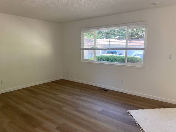 2BR/1BA Duplex on Creekside Ct · Glen Ellen photo 5