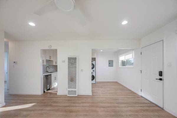 2BR/1BA Apartment · Oakland photo 3
