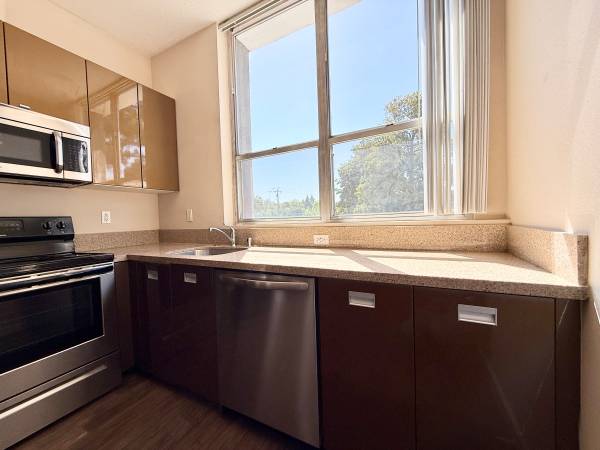 Apartments on Carlos Bee · Hayward photo 5
