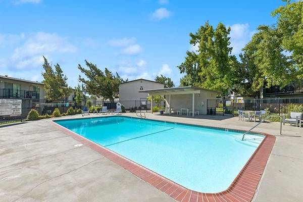 2BR/1BA Apartment · Fairfield photo 5
