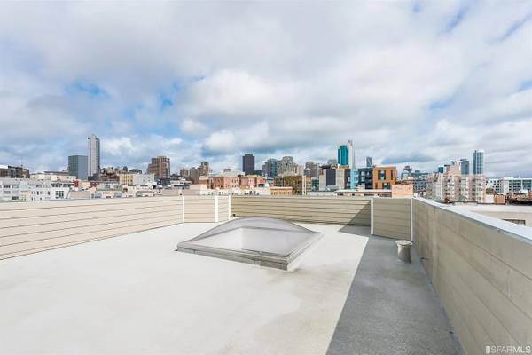 Luxury Penthouse Condo W/large Private Terrace, Outdoor Kitchen – A Must See! Progressive photo 3