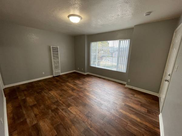 2BR/1BA Apartment on 98th Ave Ct · Oakland photo 5