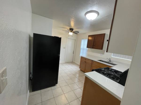 2BR/1BA Apartment on 98th Ave Ct · Oakland photo 4