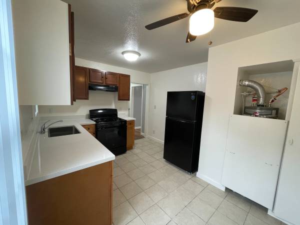 2BR/1BA Apartment on 98th Ave Ct · Oakland photo 3