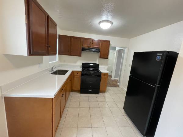2BR/1BA Apartment on 98th Ave Ct · Oakland photo 2