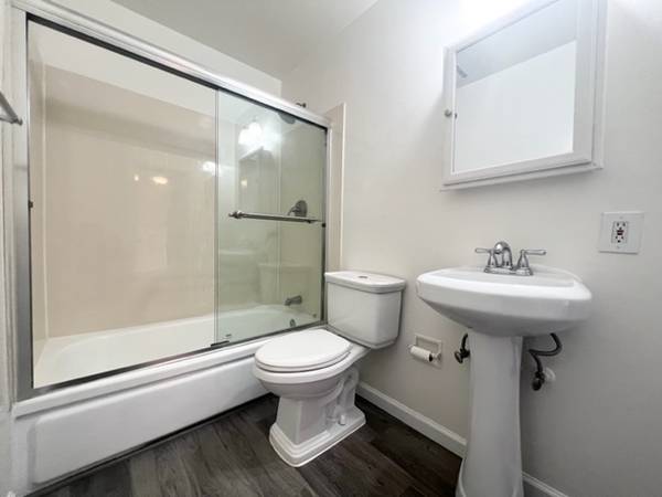 1BR/1BA Apartment · Oakland photo 4