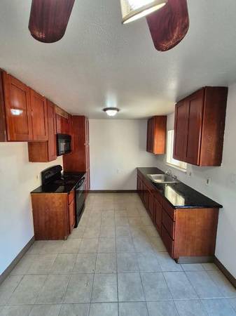 3BR/1BA Apartment · Oakland photo 4