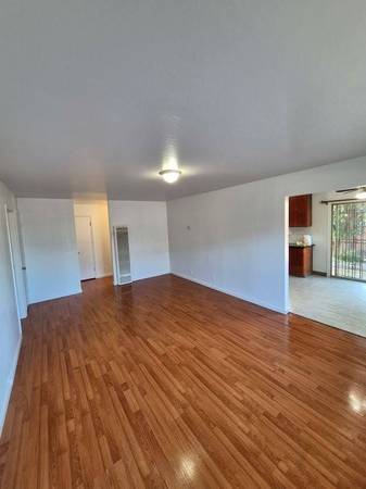 3BR/1BA Apartment · Oakland photo 3
