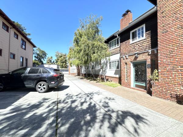 1BR/1BA Apartment · Oakland photo 4