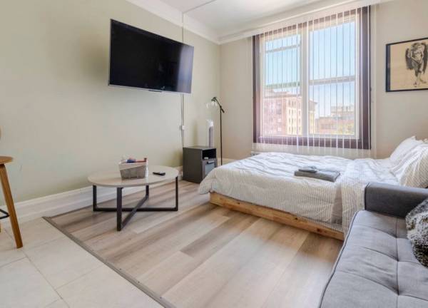 1BR/1BA Apartment · Oakland photo 3