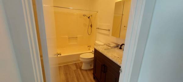 Open House: Sunday (7/6) 3:15pm-3:45pm. Bright, Contemporary, Third Floor 2br/2ba In Oakland's Adams Point Neighborhood, Hardwood Floors, Pets Considered (400 Orange Street #301) photo 2