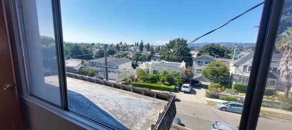 Open House: Sunday (7/6) 3:15pm-3:45pm. Bright, Contemporary, Third Floor 2br/2ba In Oakland's Adams Point Neighborhood, Hardwood Floors, Pets Considered (400 Orange Street #301) photo 4