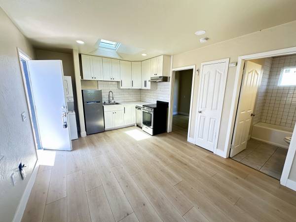 1BR/1BA Apartment · Oakland photo 2