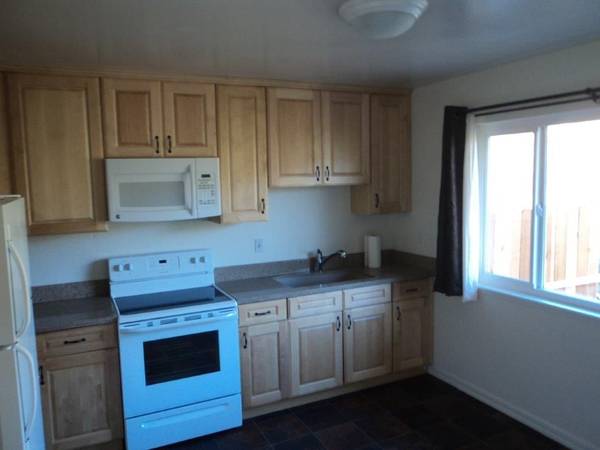 2BR/1BA Apartment on Esplanade Avenue · Daly City photo 3
