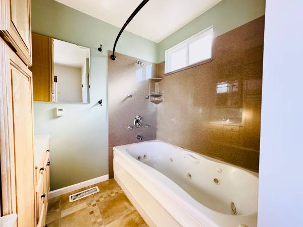4BR/3BA Apartment · Oakland photo 4