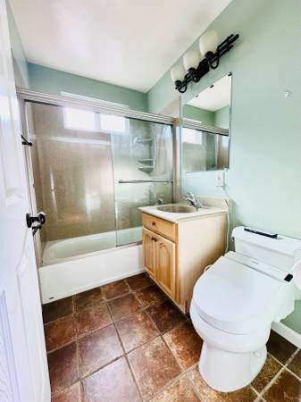 4BR/3BA Apartment · Oakland photo 5
