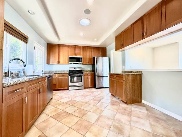 4BR/3BA Apartment · Oakland photo 2