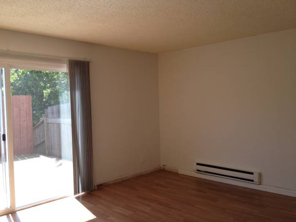 2BR/2BA Townhouse · Belmont photo 4