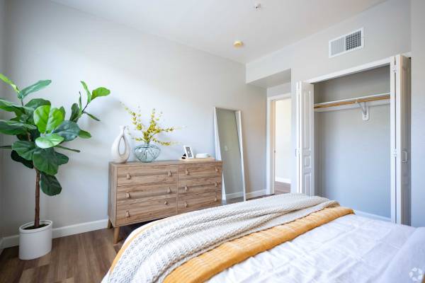 Beautifully Refreshed Home In A Family Neighborhood photo 4