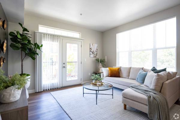 Beautifully Refreshed Home In A Family Neighborhood photo 5