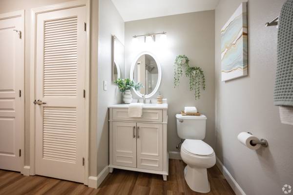 Beautifully Refreshed Home In A Family Neighborhood photo 2