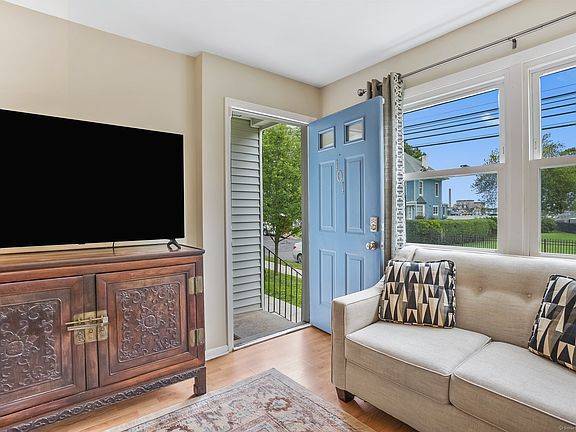 1BR/1BA Apartment · Woodside photo 2