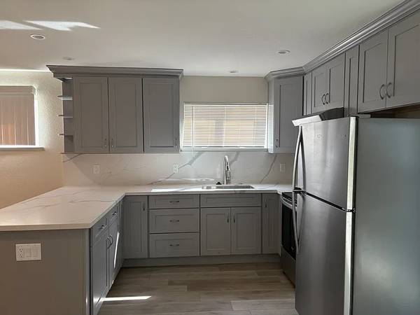 2BR/1BA Apartment on Madera Ave · Menlo Park photo 2