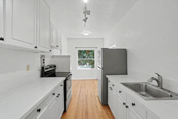 1BR/1BA Apartment · Oakland photo 2