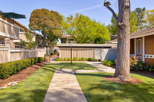 Apartments on Golden Rd · Pleasanton photo 2
