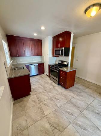 1BR/1BA Single Family House on Hillsborough St · Oakland photo 3