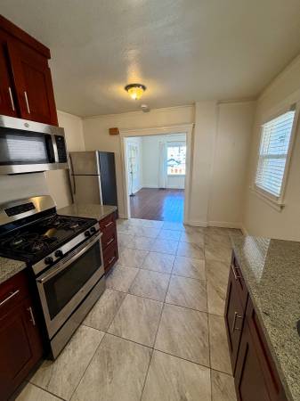 1BR/1BA Single Family House on Hillsborough St · Oakland photo 4