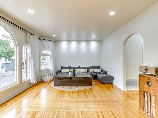 3232 Divisadero St San Francisco, CA 94123 photo 2