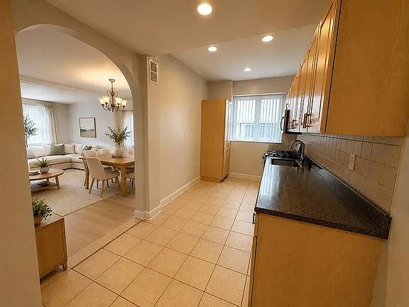 1BR/1BA Apartment on Yellowstone Blvd · Forest Hills photo 5