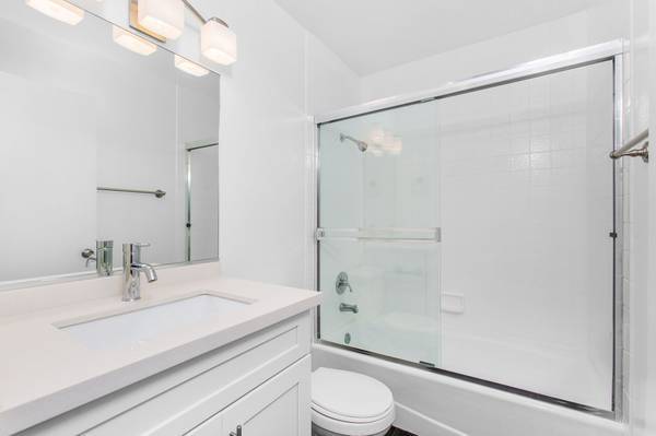2BR/1BA Apartment · Larkspur photo 4