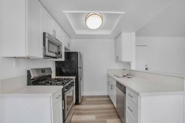 2BR/1BA Apartment · Larkspur photo 2