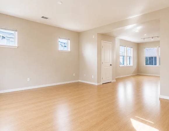 3BR/4BA Townhouse on Aberdeen Ln · Mountain View photo 4