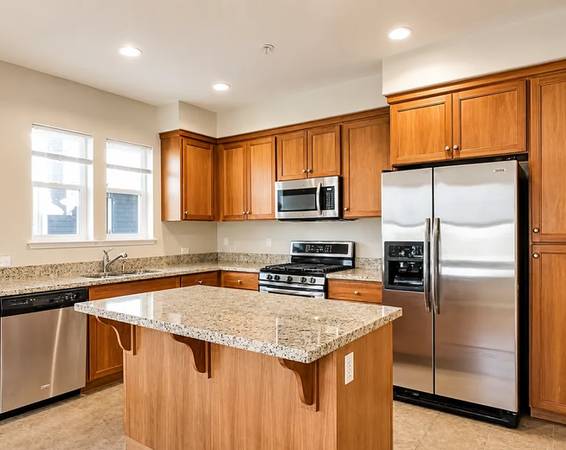 3BR/4BA Townhouse on Aberdeen Ln · Mountain View photo 3