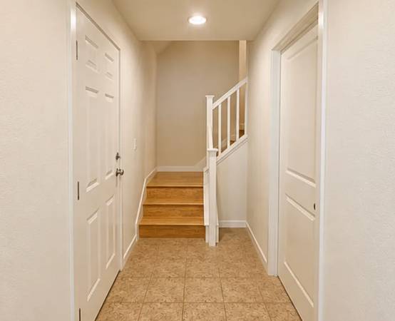 3BR/4BA Townhouse on Aberdeen Ln · Mountain View photo 2